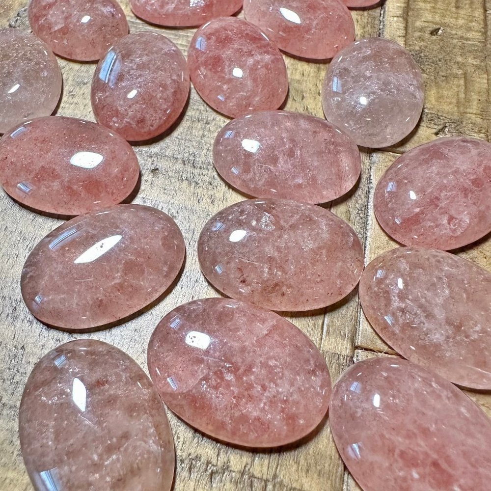 25mm Strawberry Quartz Cabochons - Picture 5 of 6